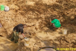 19 Nic and Ian Working in Mud